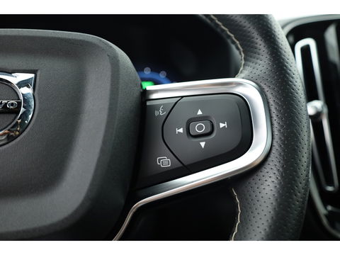 Volvo XC40 Recharge P8 AWD R-Design | Pano | 360cam | H&K | Elek. Trekhaak | 20'' | Adapt. Cruise | Elek. Stoelen