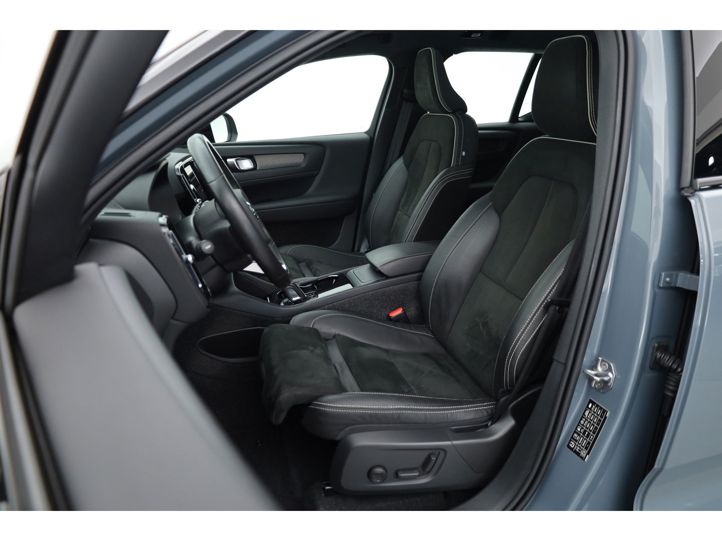 Volvo XC40 Recharge P8 AWD R-Design | Pano | 360cam | H&K | Elek. Trekhaak | 20'' | Adapt. Cruise | Elek. Stoelen