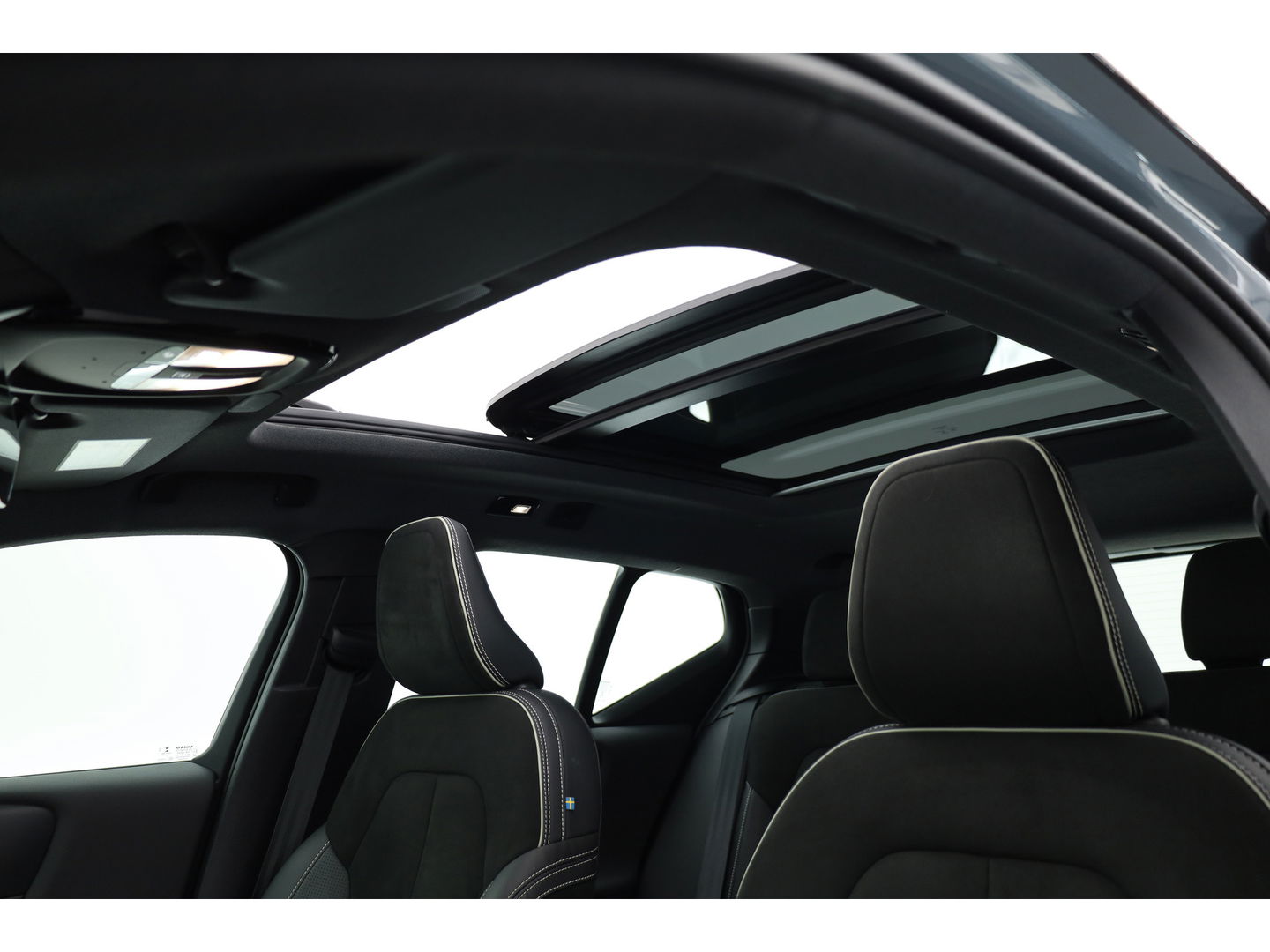 Volvo XC40 Recharge P8 AWD R-Design | Pano | 360cam | H&K | Elek. Trekhaak | 20'' | Adapt. Cruise | Elek. Stoelen