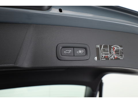Volvo XC40 Recharge P8 AWD R-Design | Pano | 360cam | H&K | Elek. Trekhaak | 20'' | Adapt. Cruise | Elek. Stoelen