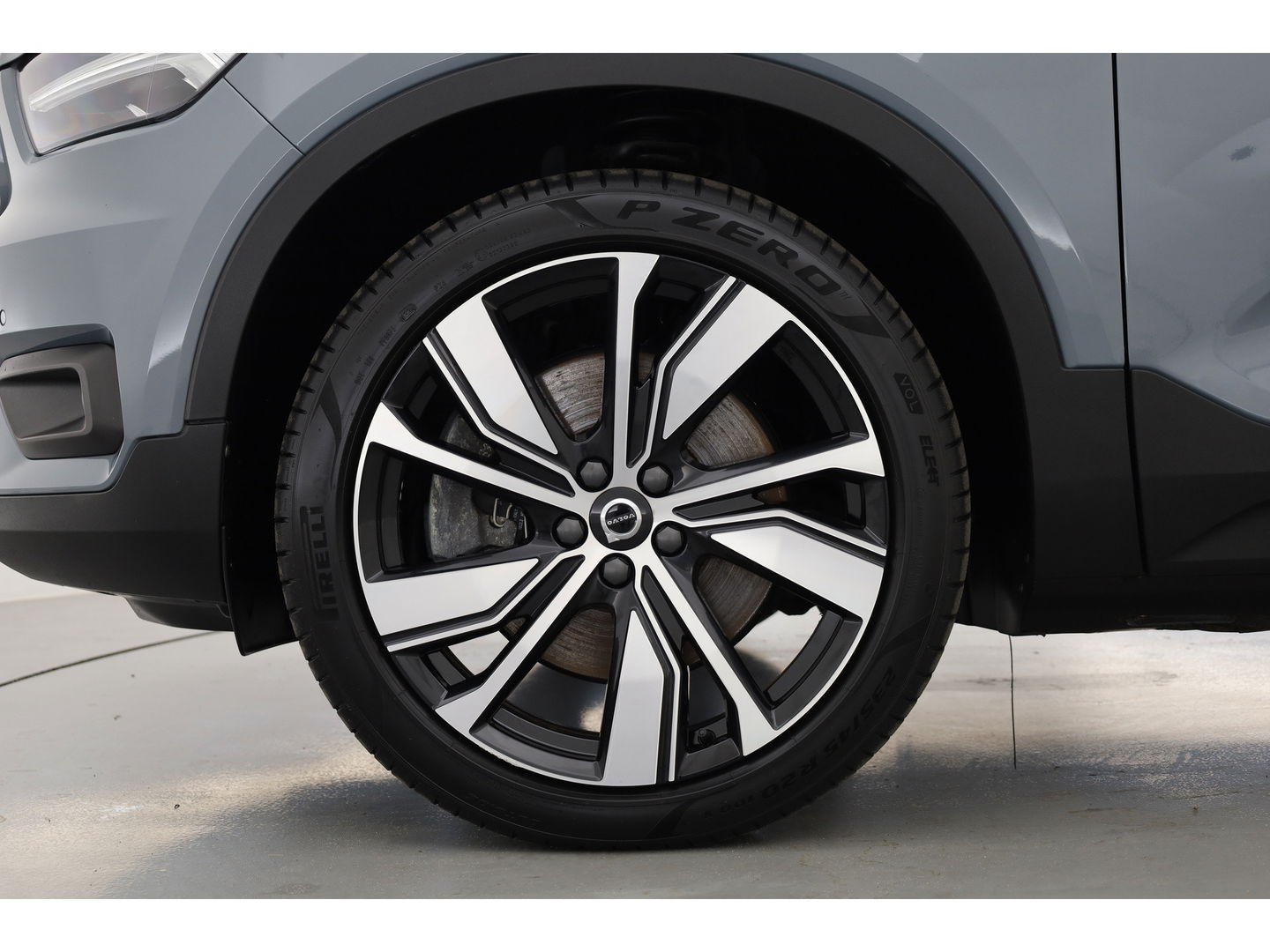 Volvo XC40 Recharge P8 AWD R-Design | Pano | 360cam | H&K | Elek. Trekhaak | 20'' | Adapt. Cruise | Elek. Stoelen