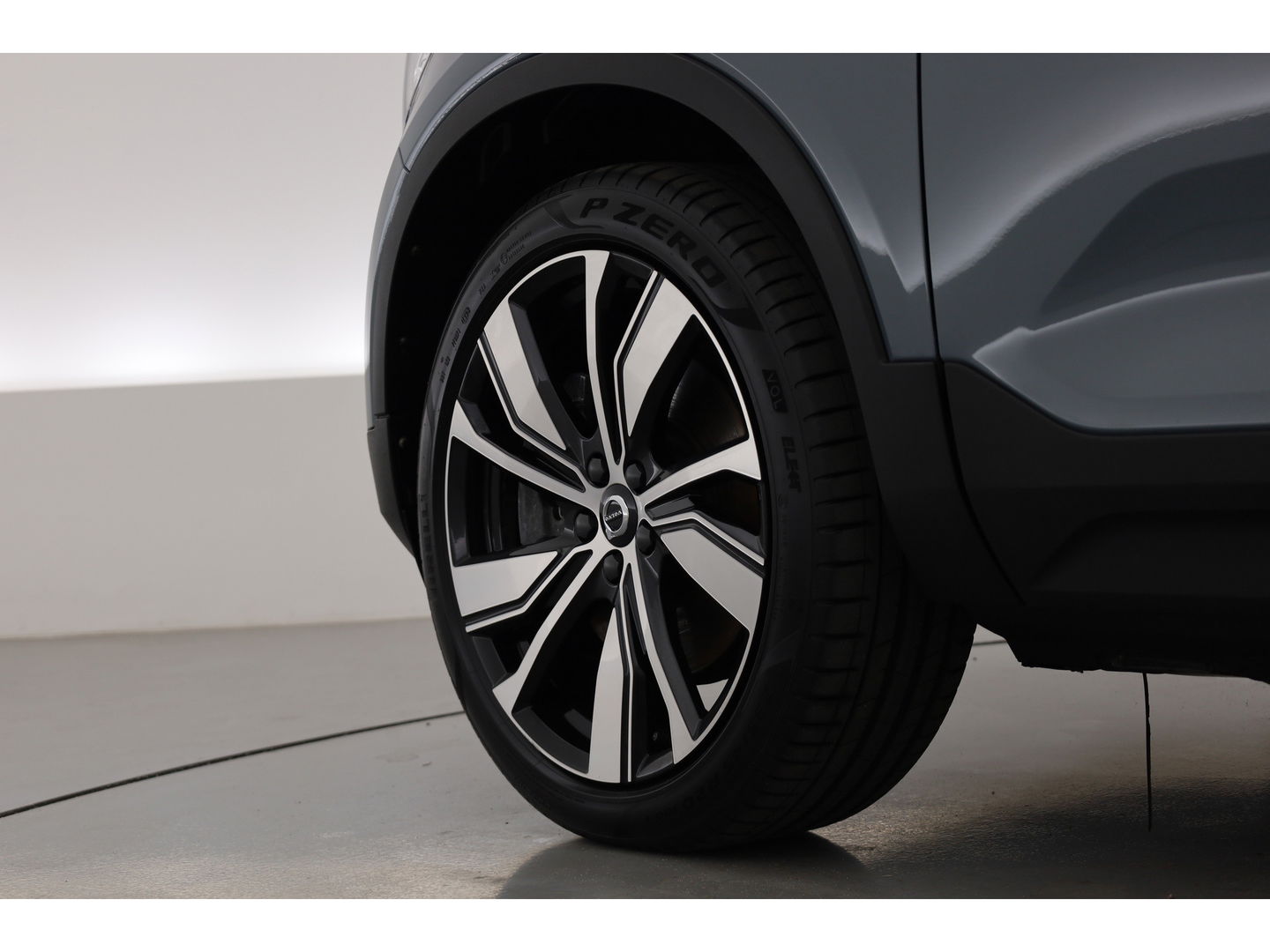 Volvo XC40 Recharge P8 AWD R-Design | Pano | 360cam | H&K | Elek. Trekhaak | 20'' | Adapt. Cruise | Elek. Stoelen