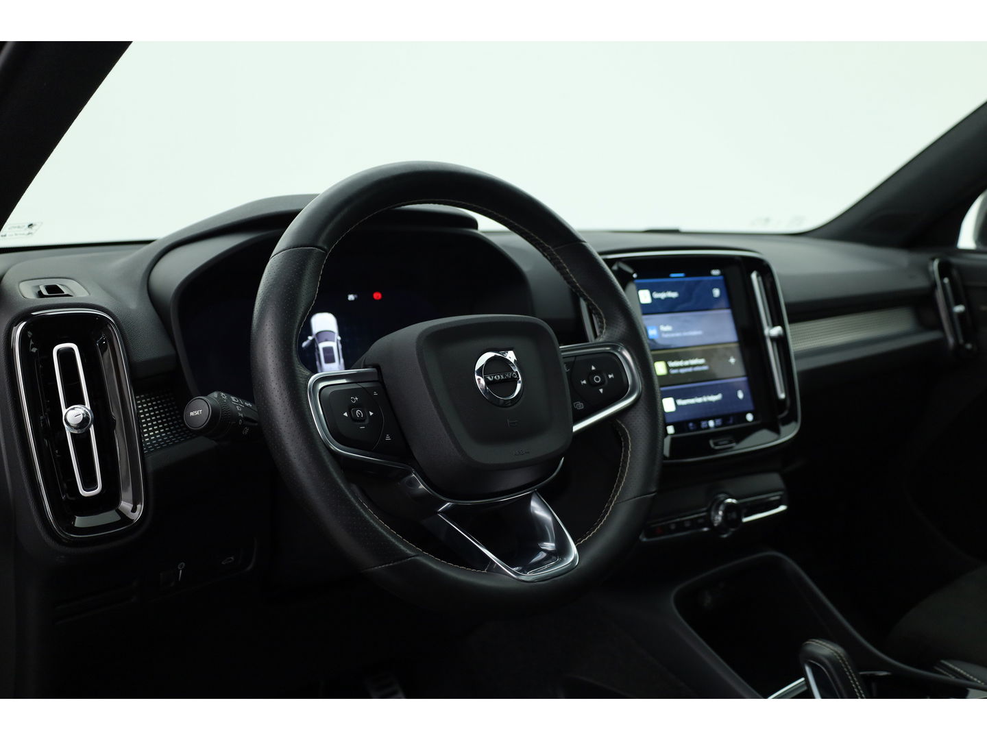 Volvo XC40 Recharge P8 AWD R-Design | Pano | 360cam | H&K | Elek. Trekhaak | 20'' | Adapt. Cruise | Elek. Stoelen