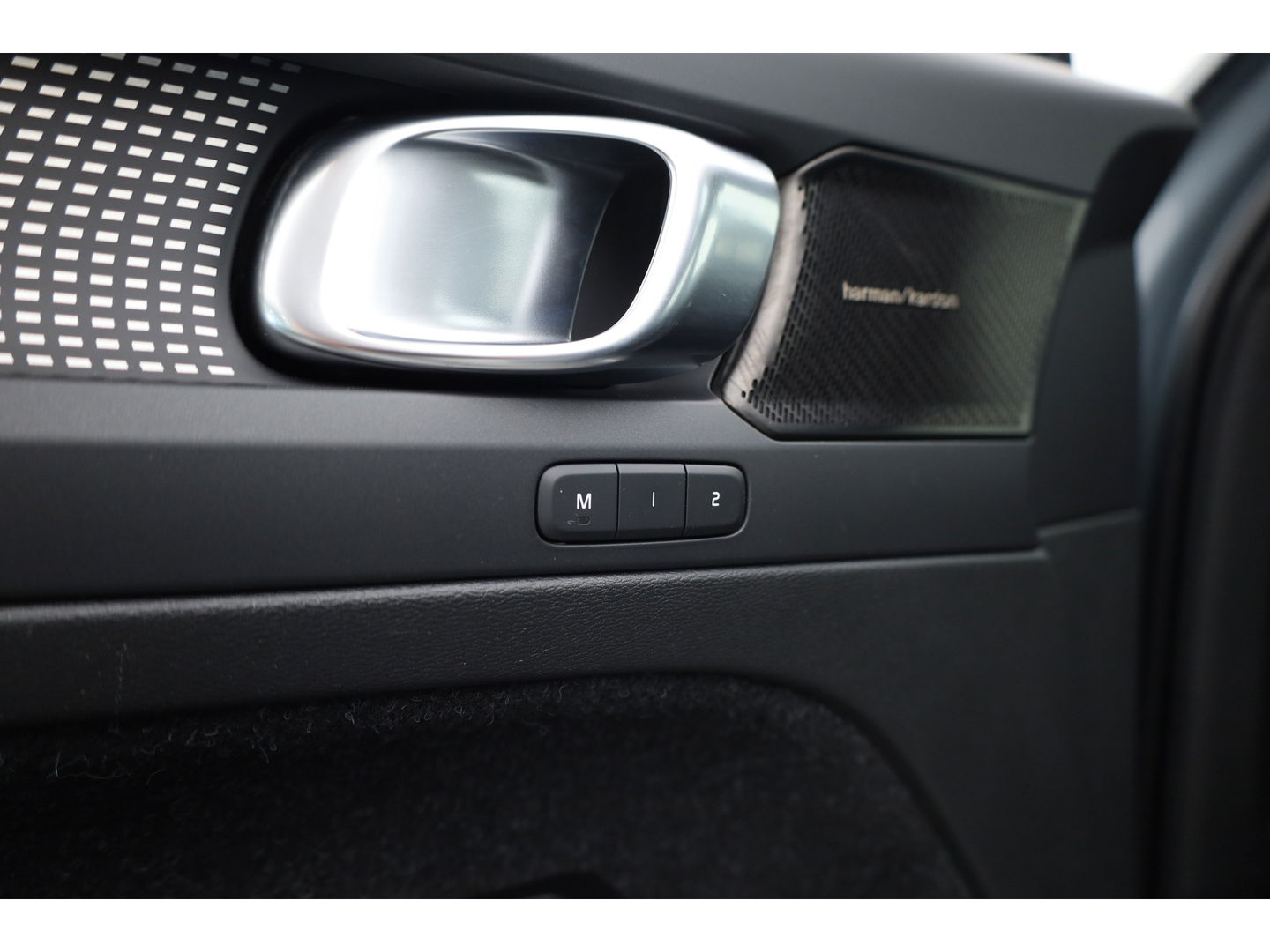Volvo XC40 Recharge P8 AWD R-Design | Pano | 360cam | H&K | Elek. Trekhaak | 20'' | Adapt. Cruise | Elek. Stoelen