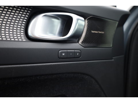 Volvo XC40 Recharge P8 AWD R-Design | Pano | 360cam | H&K | Elek. Trekhaak | 20'' | Adapt. Cruise | Elek. Stoelen