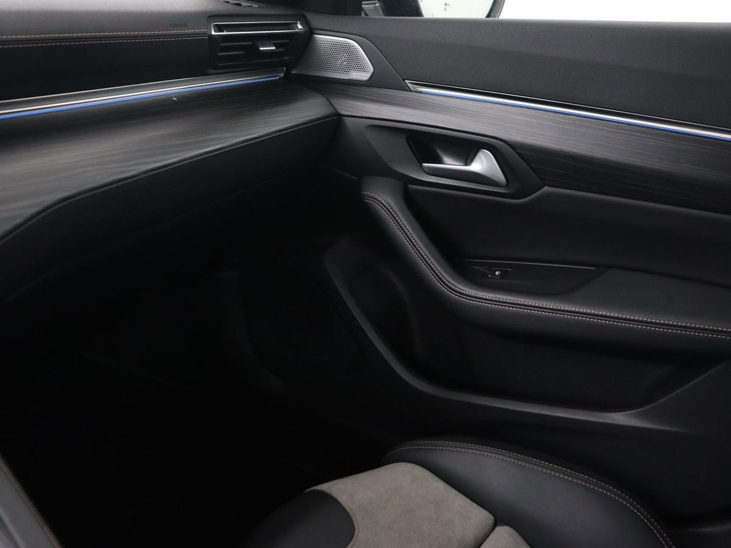 Peugeot 508 1.6 HYbrid GT | Stoelverwarming | Focal Sound | 360 Camera | Massage | Leder/Alcantara | Keyless | Digital Cockpit | Carplay | Memory | Navigatie | Full LED | PHEV | Plug In