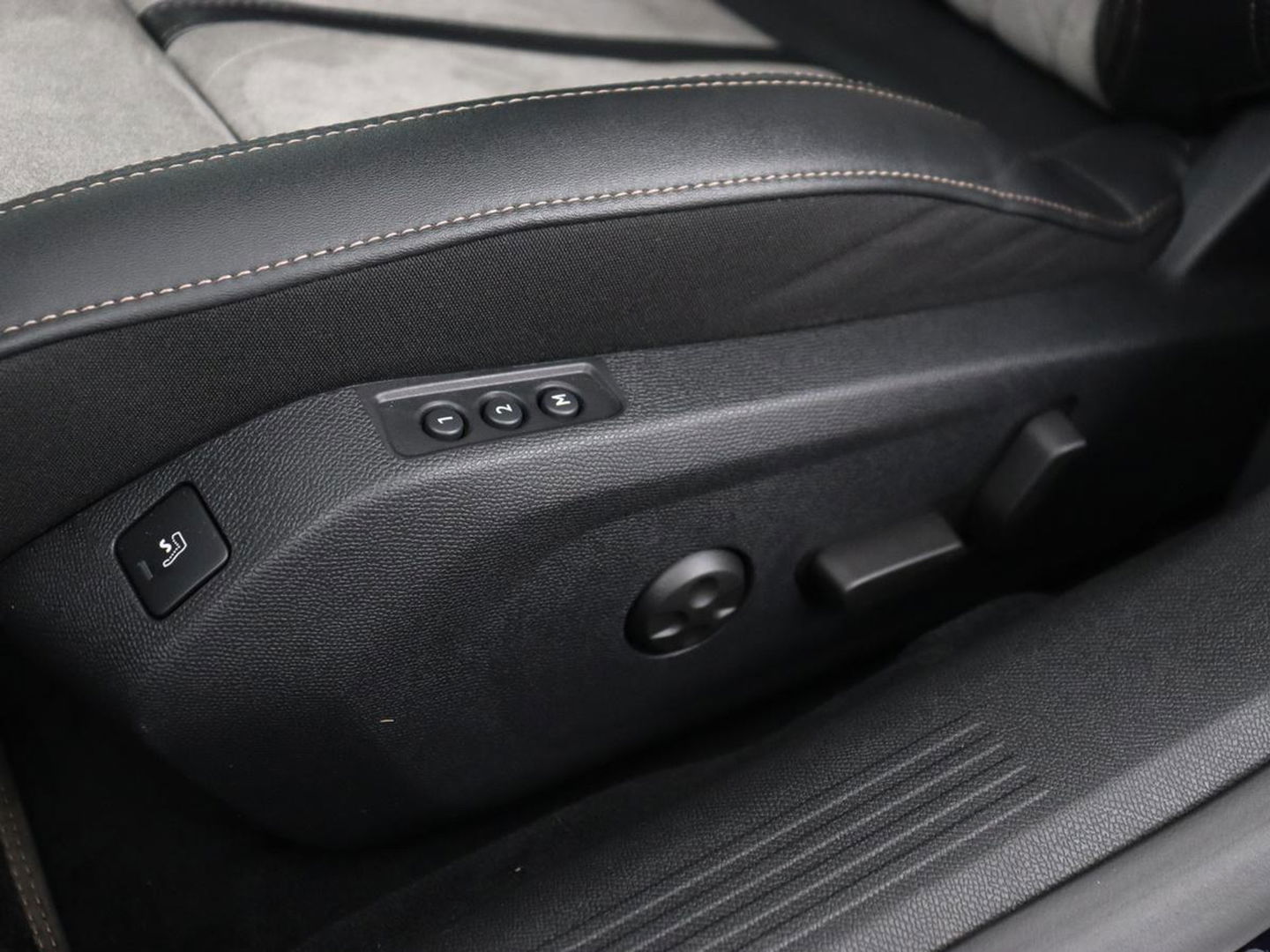 Peugeot 508 1.6 HYbrid GT | Stoelverwarming | Focal Sound | 360 Camera | Massage | Leder/Alcantara | Keyless | Digital Cockpit | Carplay | Memory | Navigatie | Full LED | PHEV | Plug In