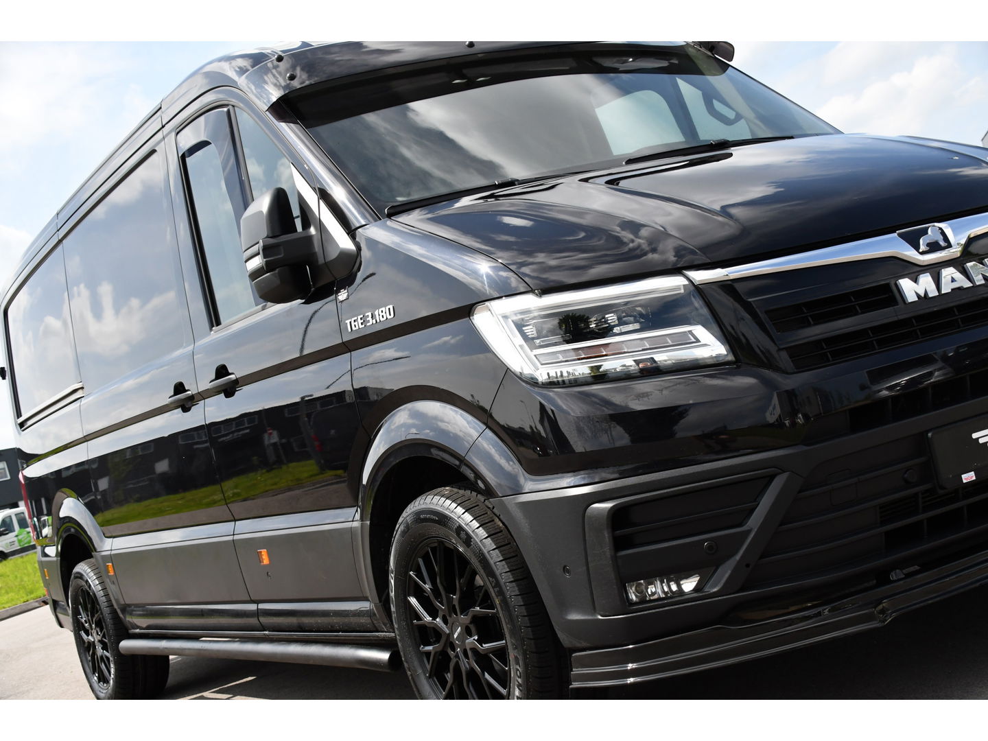 MAN TGE 3.180 35 2.0 L3H2 Black Edition Full Options! Adaptieve Cruise, Camera, Carplay, Clima, 177pk, LED, 2 x Schuifdeur, Automaat, Uniek!