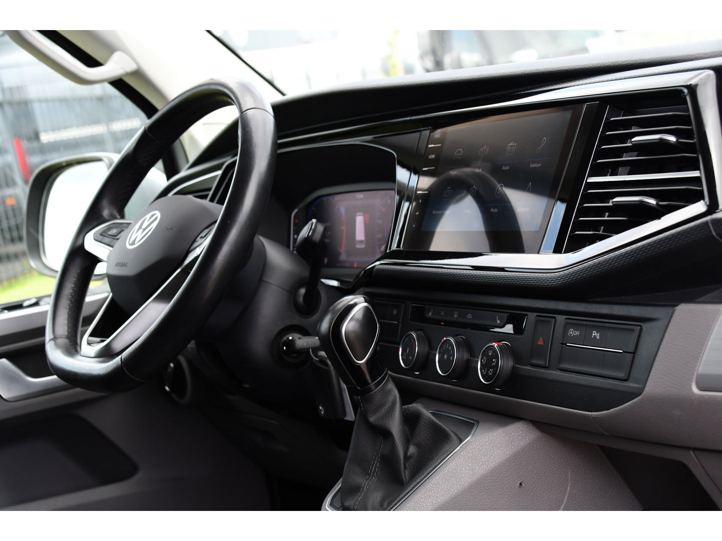 Volkswagen Transporter 2.0 TDI L2H1 Bulli Virtual, Adaptieve Cruise, Camera, Carplay, NAVI, LED, 150pk, Sensoren, Automaat, Uniek!