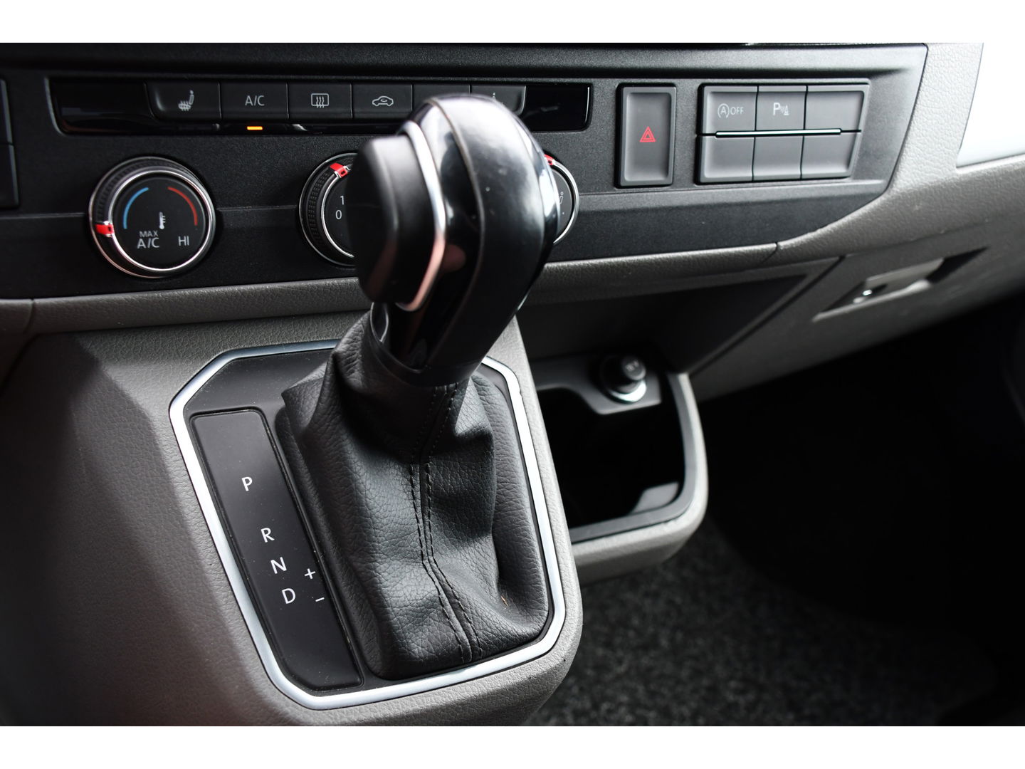 Volkswagen Transporter 2.0 TDI L2H1 Bulli Virtual, Adaptieve Cruise, Camera, Carplay, NAVI, LED, 150pk, Sensoren, Automaat, Uniek!