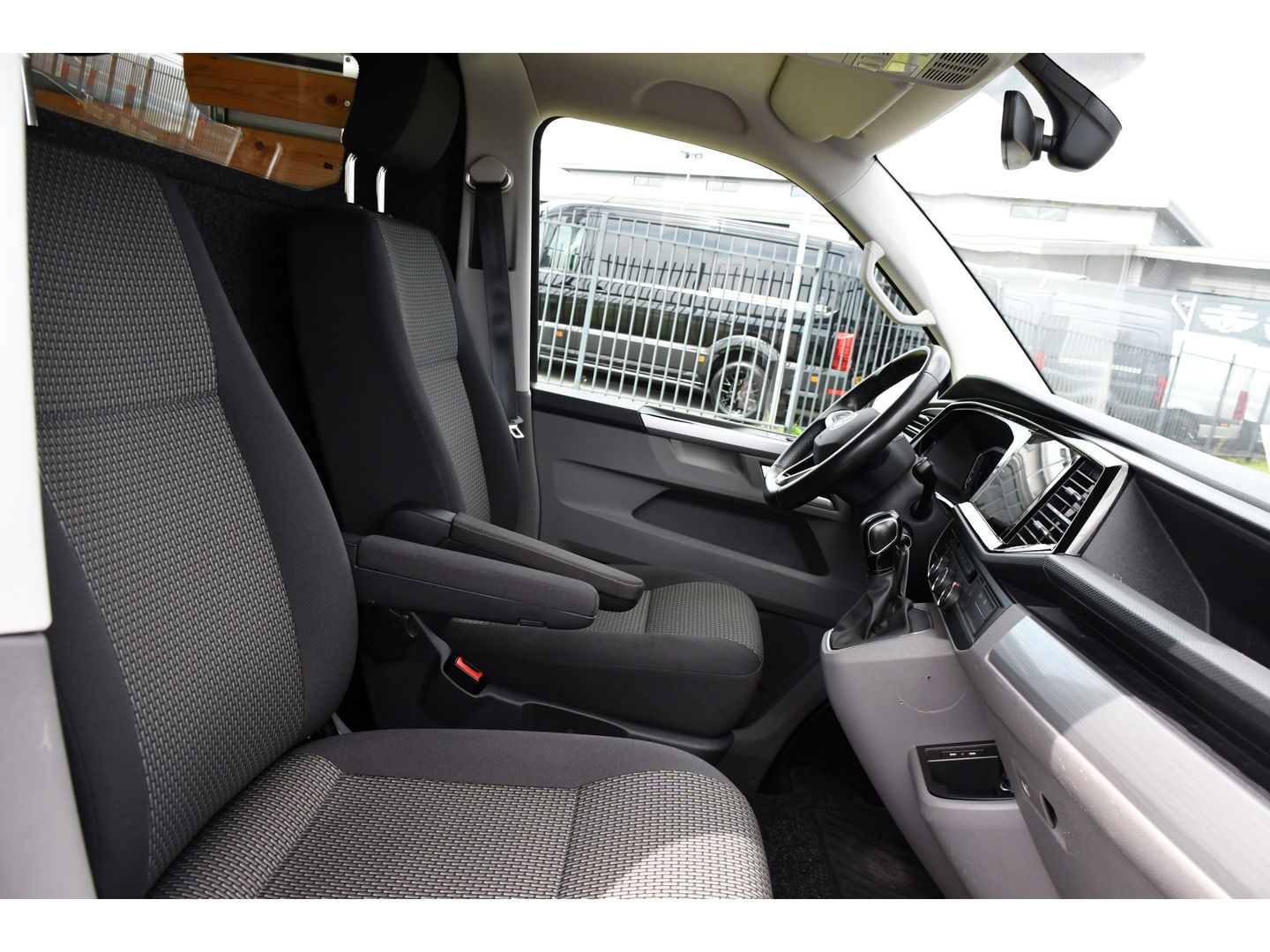 Volkswagen Transporter 2.0 TDI L2H1 Bulli Virtual, Adaptieve Cruise, Camera, Carplay, NAVI, LED, 150pk, Sensoren, Automaat, Uniek!