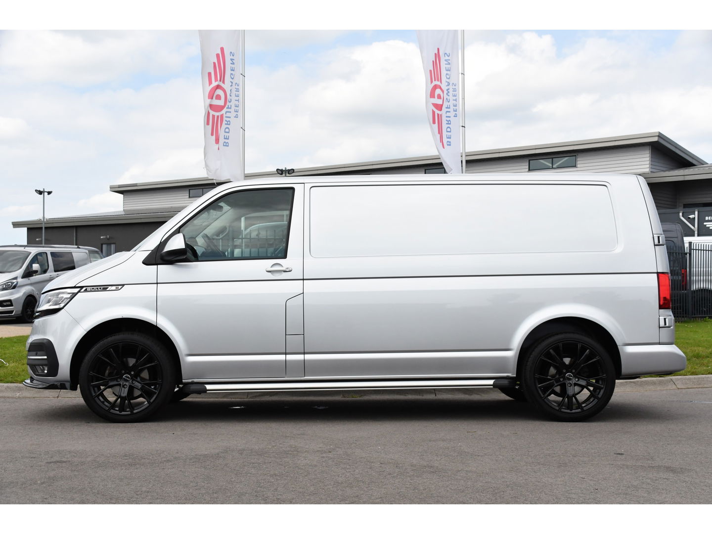 Volkswagen Transporter 2.0 TDI L2H1 Bulli Virtual, Adaptieve Cruise, Camera, Carplay, NAVI, LED, 150pk, Sensoren, Automaat, Uniek!
