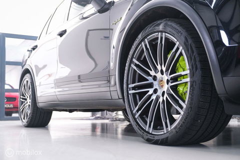 Porsche Cayenne 3.0 S E-Hybrid | Panorama | Trekhaak | Adaptive | Bicolor leder | LED | Memory | Stoelkoeling | NAP NL auto | Dealer onderhouden