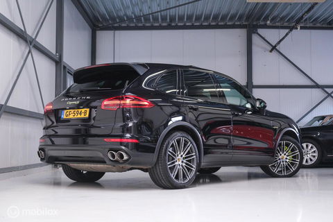 Porsche Cayenne 3.0 S E-Hybrid | Panorama | Trekhaak | Adaptive | Bicolor leder | LED | Memory | Stoelkoeling | NAP NL auto | Dealer onderhouden