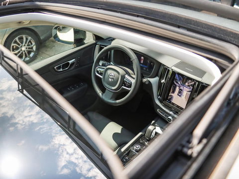 Volvo XC60 T8 Plug-in hybrid AWD Plus Dark 455PK | 20'' | 360 cam | Harman Kardon | Schuifdak