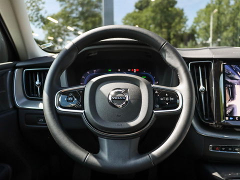 Volvo XC60 T8 Plug-in hybrid AWD Plus Dark 455PK | 20'' | 360 cam | Harman Kardon | Schuifdak