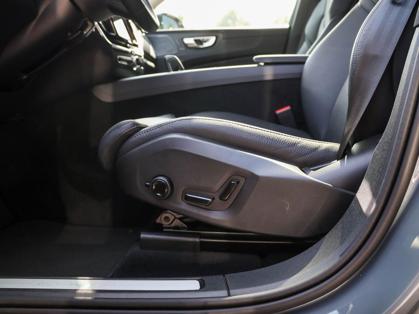 Volvo XC60 T8 Plug-in hybrid AWD Plus Dark 455PK | 20'' | 360 cam | Harman Kardon | Schuifdak