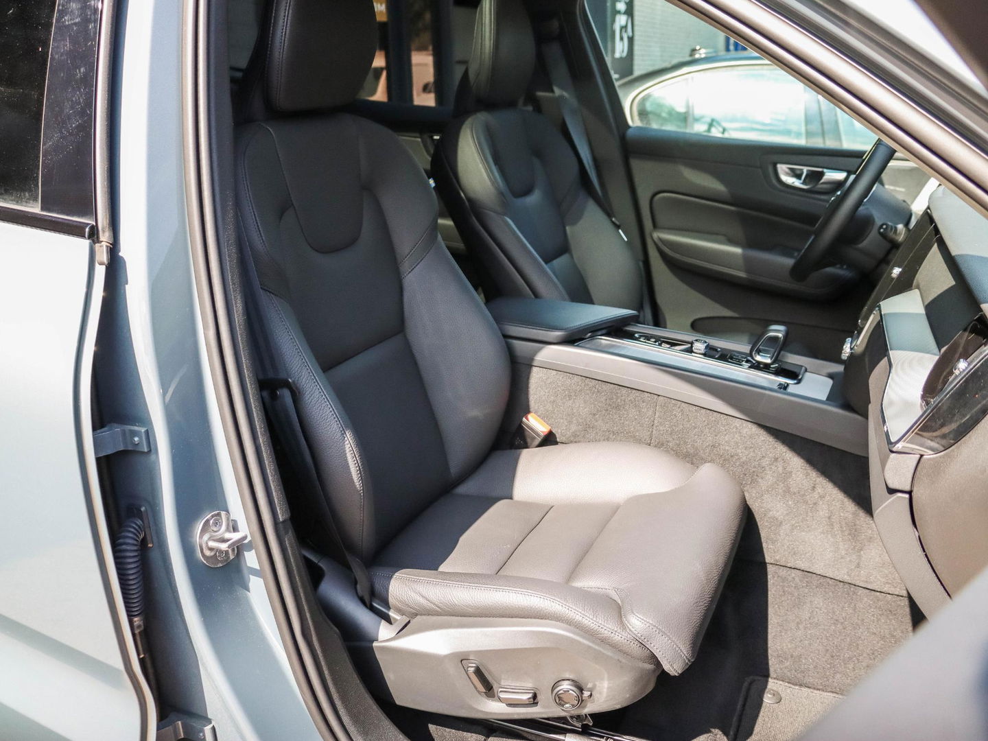 Volvo XC60 T8 Plug-in hybrid AWD Plus Dark 455PK | 20'' | 360 cam | Harman Kardon | Schuifdak