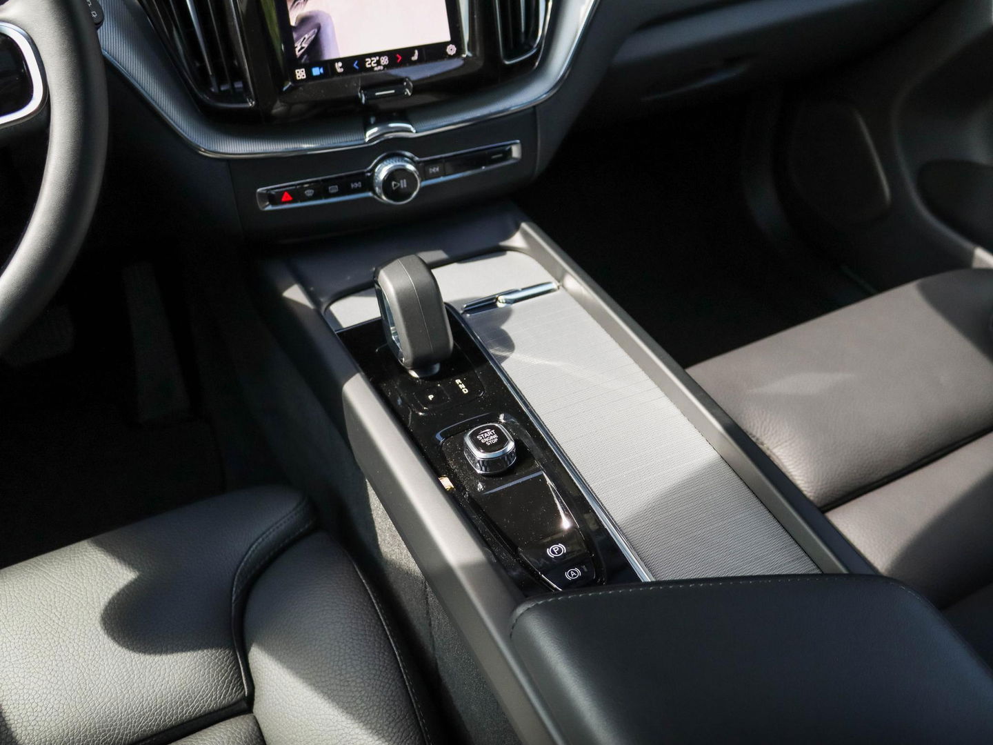 Volvo XC60 T8 Plug-in hybrid AWD Plus Dark 455PK | 20'' | 360 cam | Harman Kardon | Schuifdak