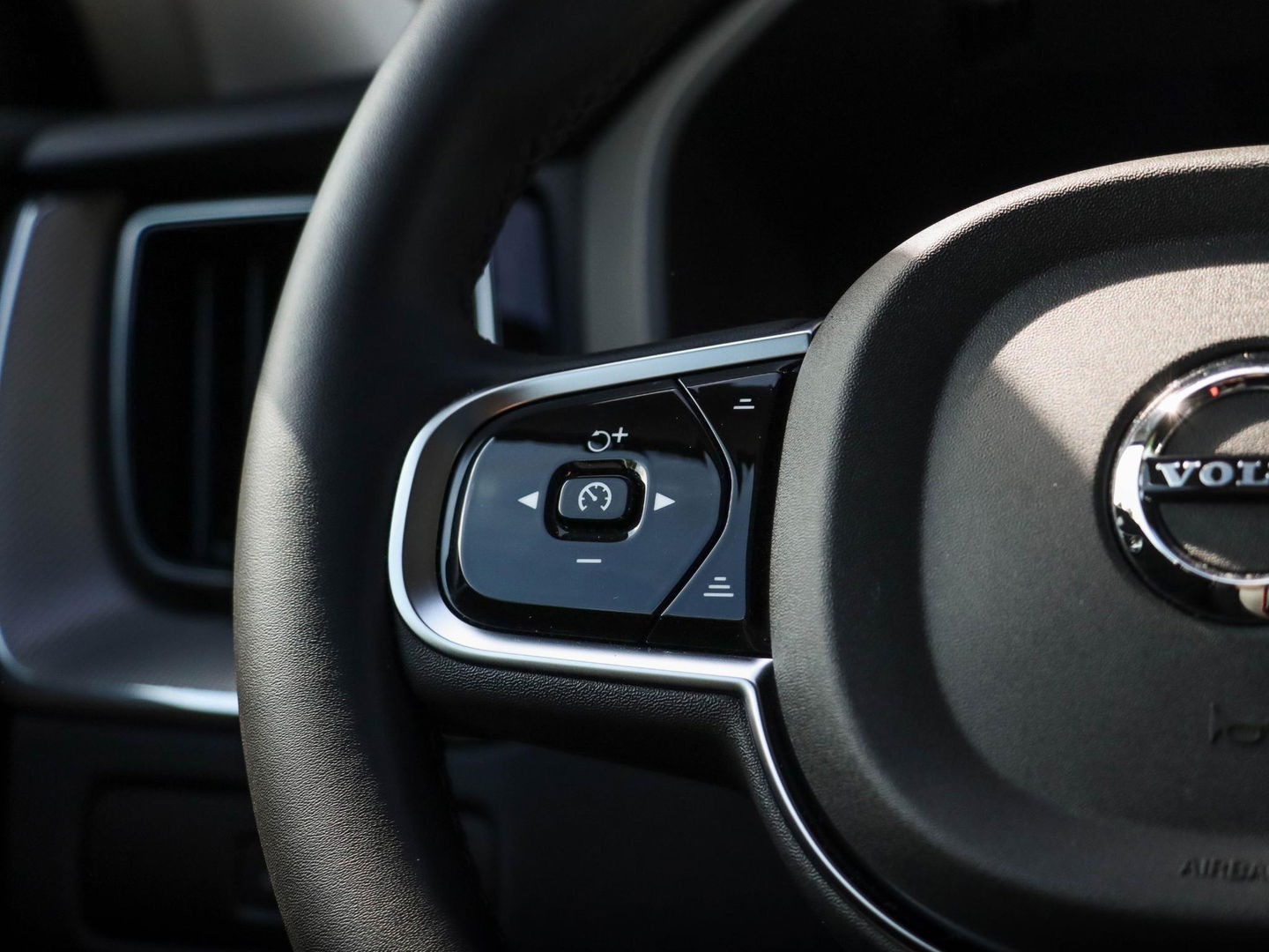 Volvo XC60 T8 Plug-in hybrid AWD Plus Dark 455PK | 20'' | 360 cam | Harman Kardon | Schuifdak