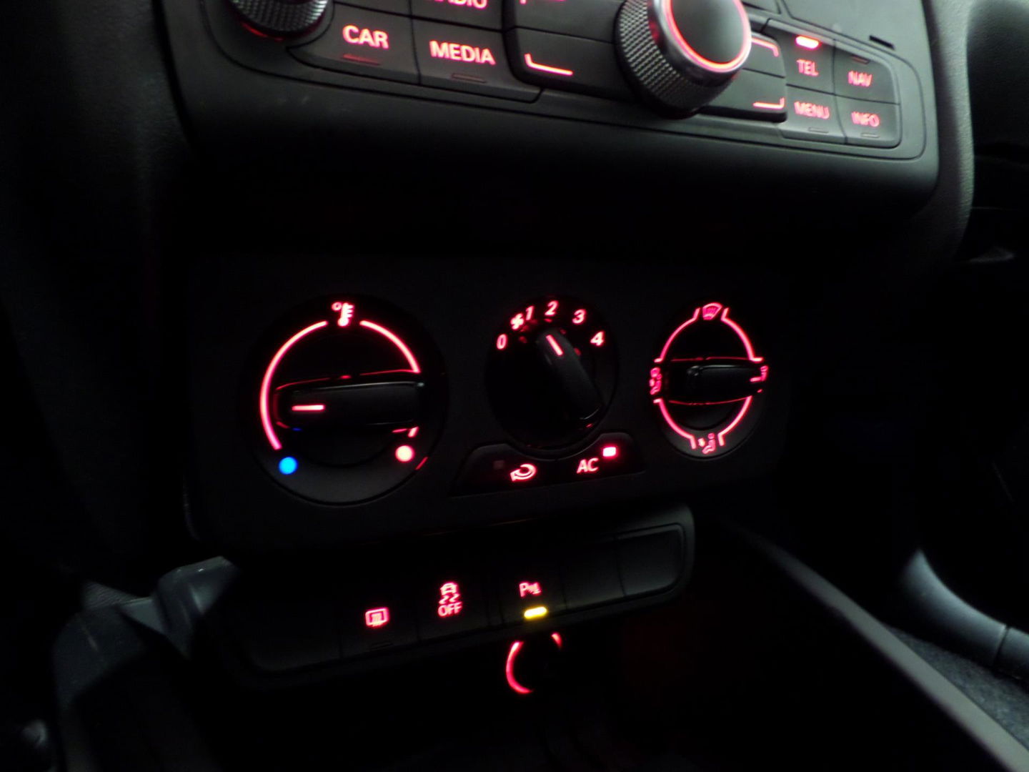 Audi A1 Sportback 1.2 TFSI Admired S-Line "Origineel NL!" Panoramadak Navigatie Bluetooth 17"Velgen, van 2e eigenaar in nieuwstaat