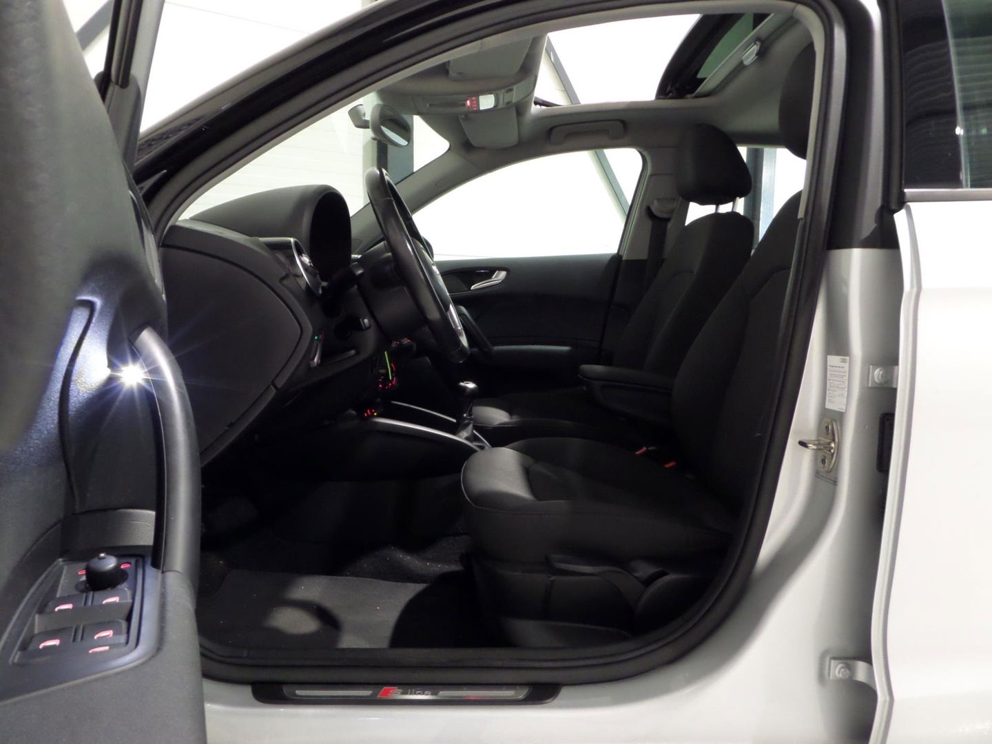 Audi A1 Sportback 1.2 TFSI Admired S-Line "Origineel NL!" Panoramadak Navigatie Bluetooth 17"Velgen, van 2e eigenaar in nieuwstaat