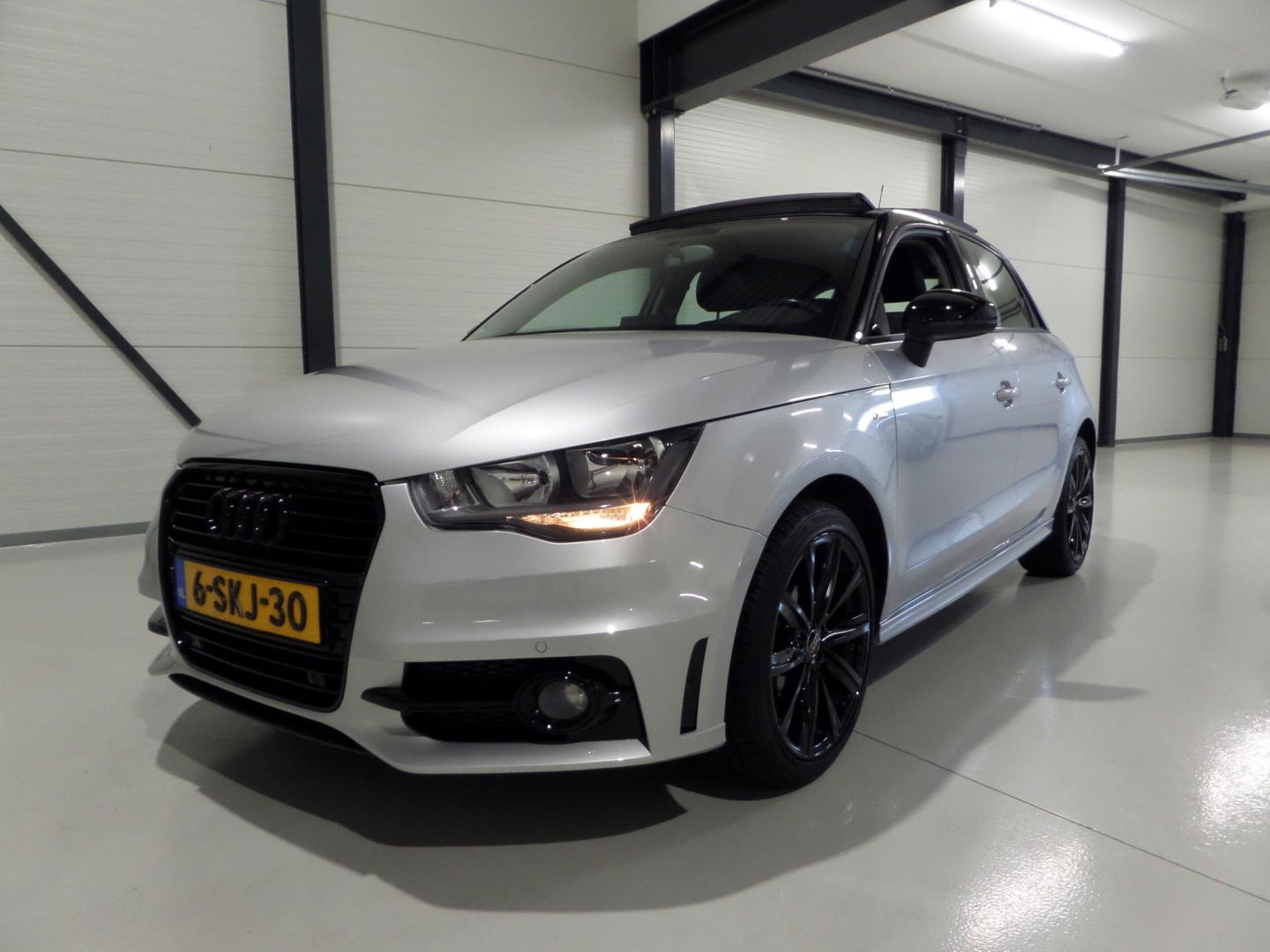 Audi A1 Sportback 1.2 TFSI Admired S-Line "Origineel NL!" Panoramadak Navigatie Bluetooth 17"Velgen, van 2e eigenaar in nieuwstaat