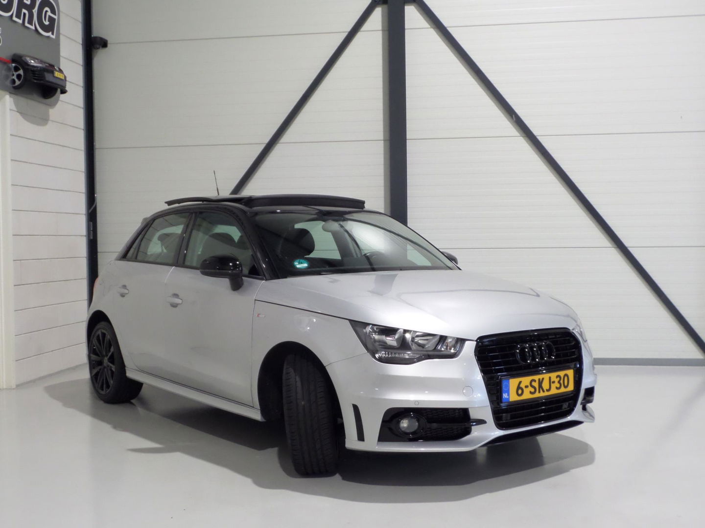 Audi A1 Sportback 1.2 TFSI Admired S-Line "Origineel NL!" Panoramadak Navigatie Bluetooth 17"Velgen, van 2e eigenaar in nieuwstaat