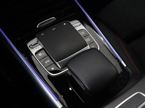 Mercedes-Benz GLB 200 Business Solution AMG 7-persoons | Stoelverwarming | Leder/Alcantara | Side Assist | Navigatie | Full LED | Widescreen | Park Assist