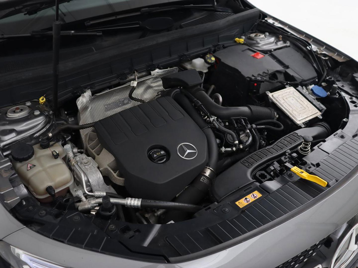 Mercedes-Benz GLB 200 Business Solution AMG 7-persoons | Stoelverwarming | Leder/Alcantara | Side Assist | Navigatie | Full LED | Widescreen | Park Assist