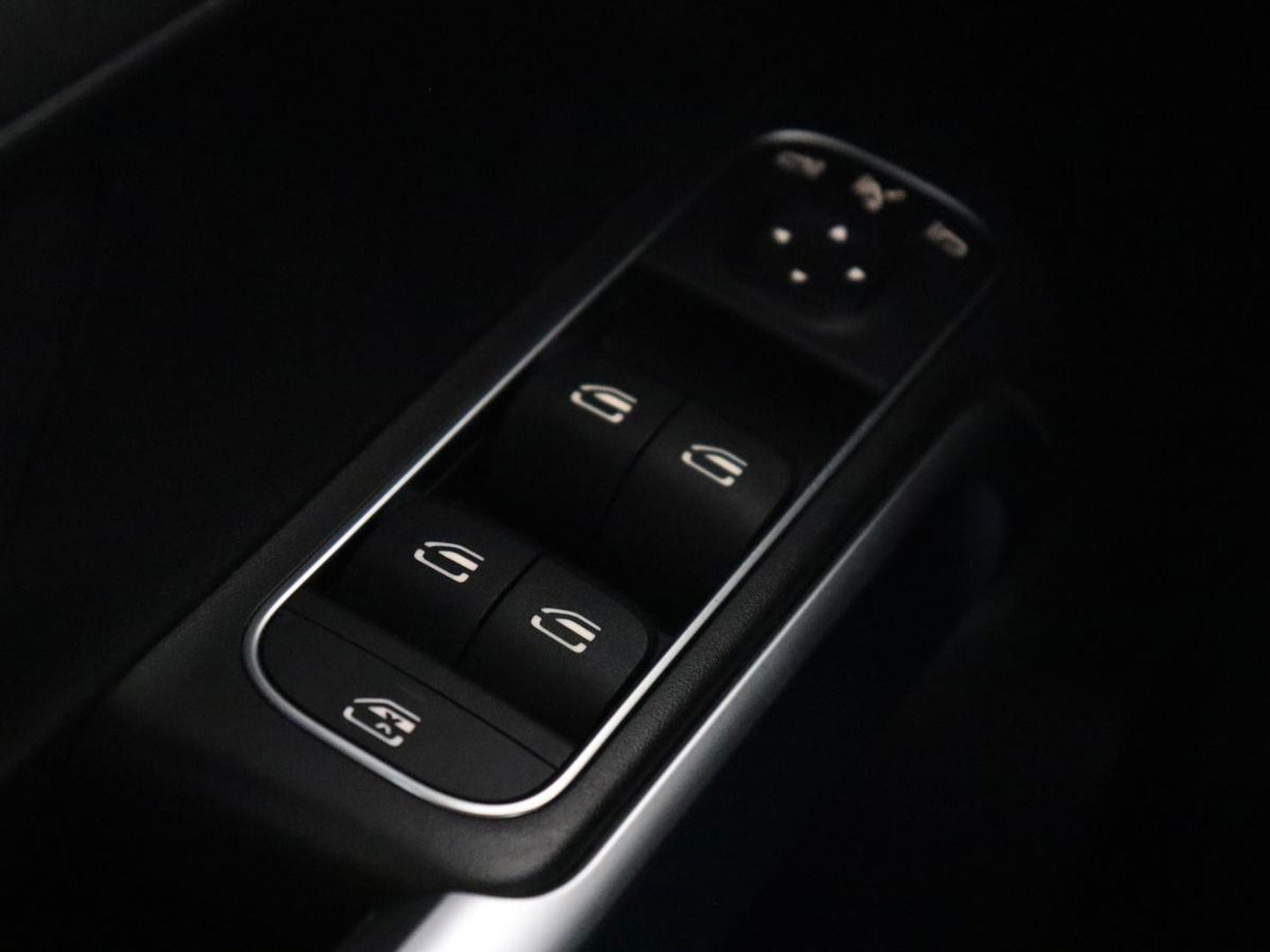 Mercedes-Benz GLB 200 Business Solution AMG 7-persoons | Stoelverwarming | Leder/Alcantara | Side Assist | Navigatie | Full LED | Widescreen | Park Assist