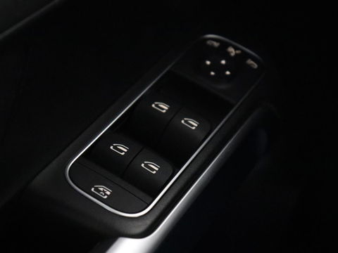 Mercedes-Benz GLB 200 Business Solution AMG 7-persoons | Stoelverwarming | Leder/Alcantara | Side Assist | Navigatie | Full LED | Widescreen | Park Assist