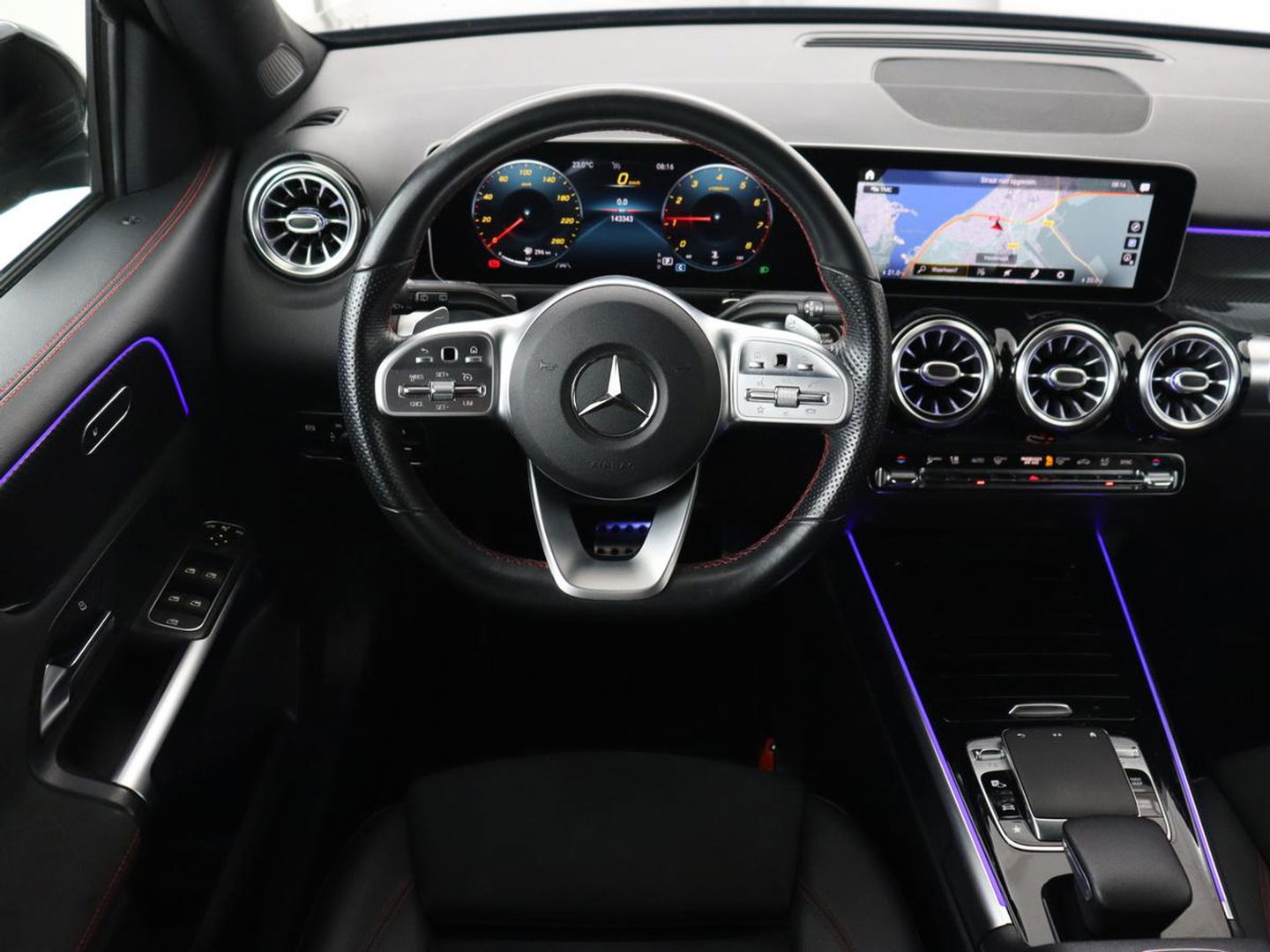 Mercedes-Benz GLB 200 Business Solution AMG 7-persoons | Stoelverwarming | Leder/Alcantara | Side Assist | Navigatie | Full LED | Widescreen | Park Assist