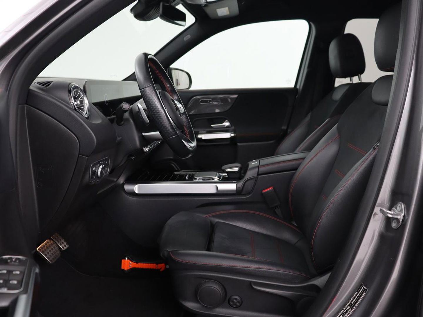 Mercedes-Benz GLB 200 Business Solution AMG 7-persoons | Stoelverwarming | Leder/Alcantara | Side Assist | Navigatie | Full LED | Widescreen | Park Assist
