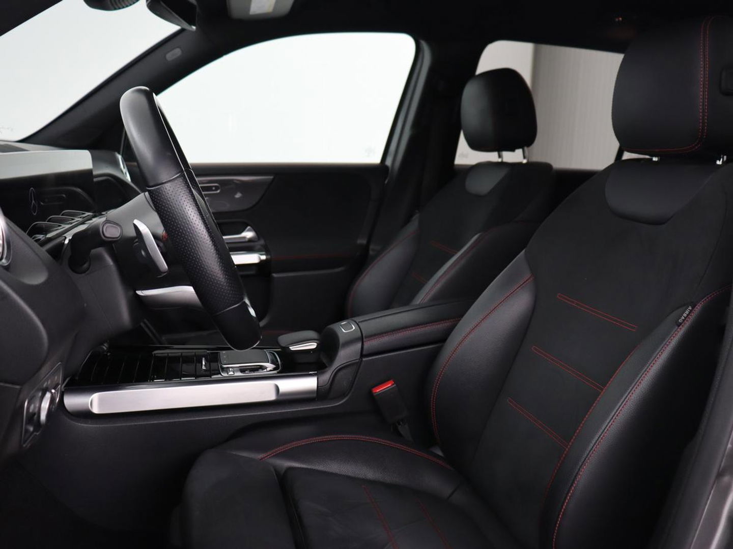 Mercedes-Benz GLB 200 Business Solution AMG 7-persoons | Stoelverwarming | Leder/Alcantara | Side Assist | Navigatie | Full LED | Widescreen | Park Assist
