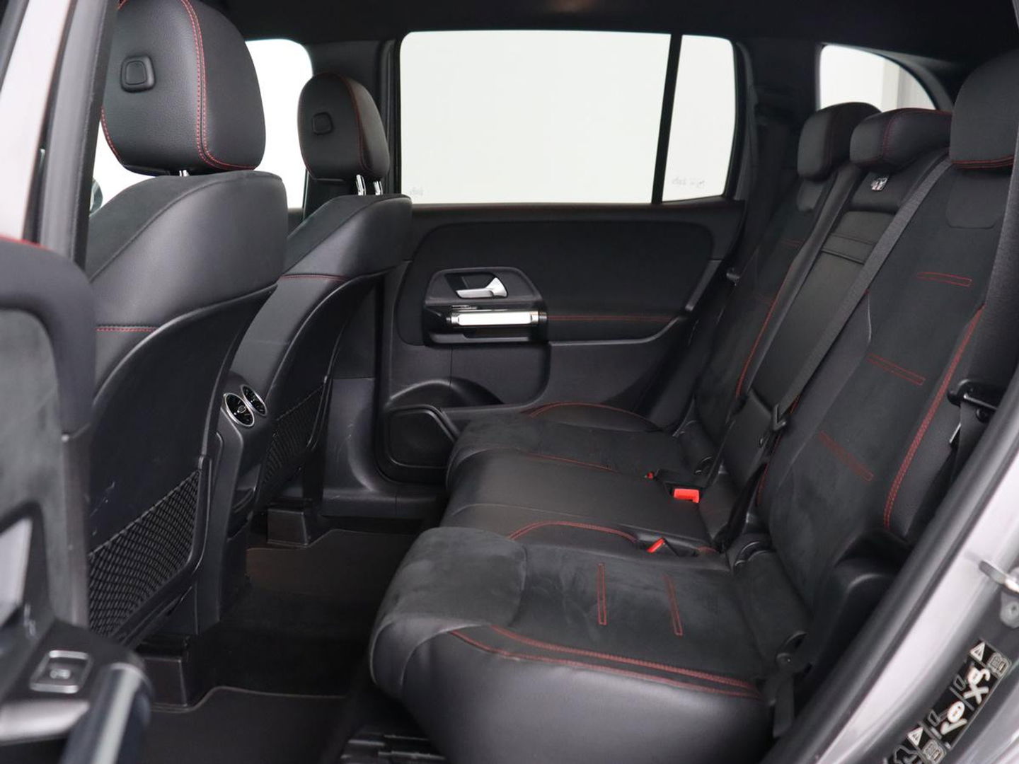 Mercedes-Benz GLB 200 Business Solution AMG 7-persoons | Stoelverwarming | Leder/Alcantara | Side Assist | Navigatie | Full LED | Widescreen | Park Assist