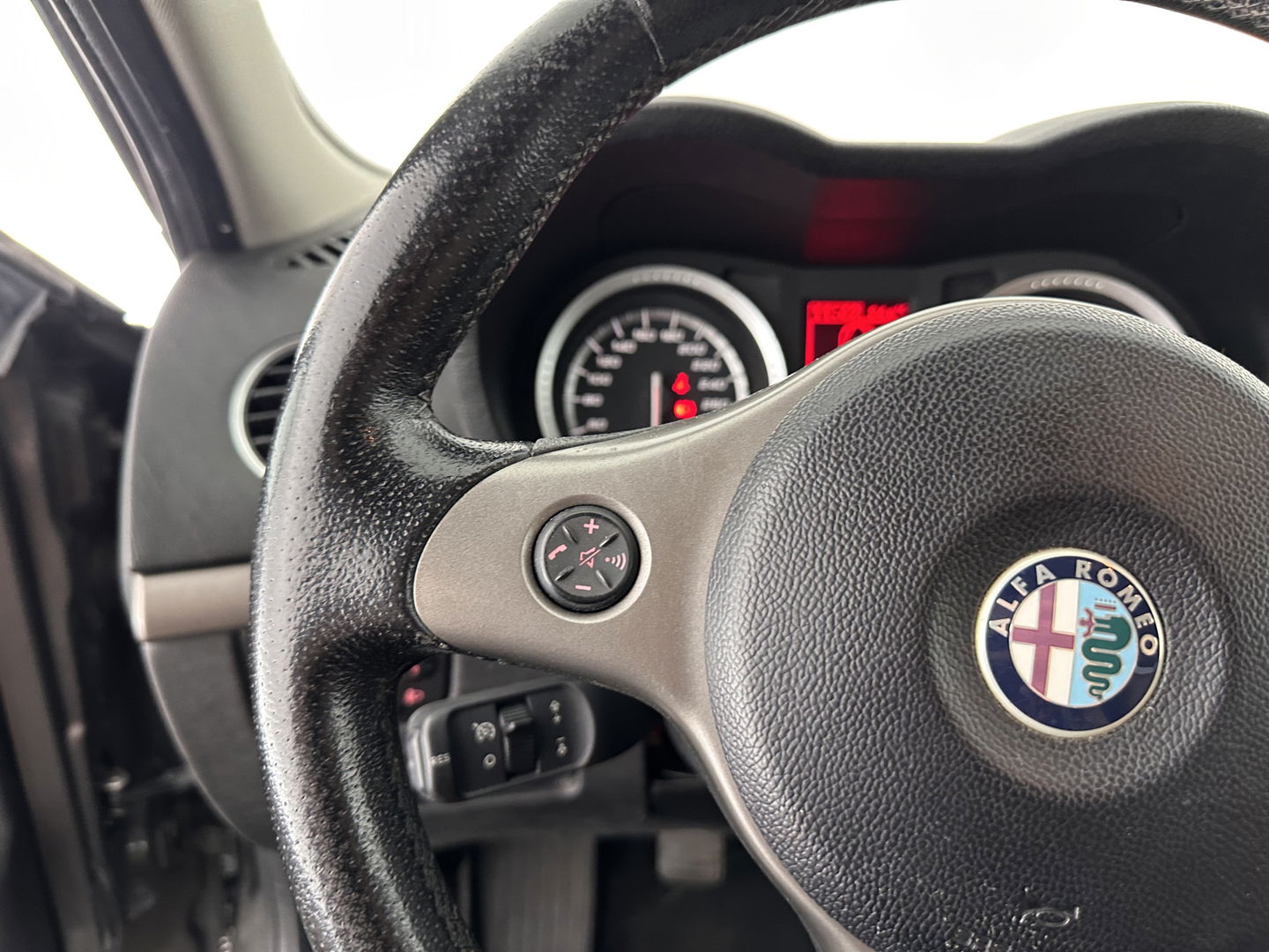 Alfa Romeo 159 Sportwagon 1.9 JTD Distinctive *LUXURY-LEATHER | XENON | SPORT-SEATS | ECC | CRUISE | PRIVACY-GLASS | TOWBAR | 17"ALU*