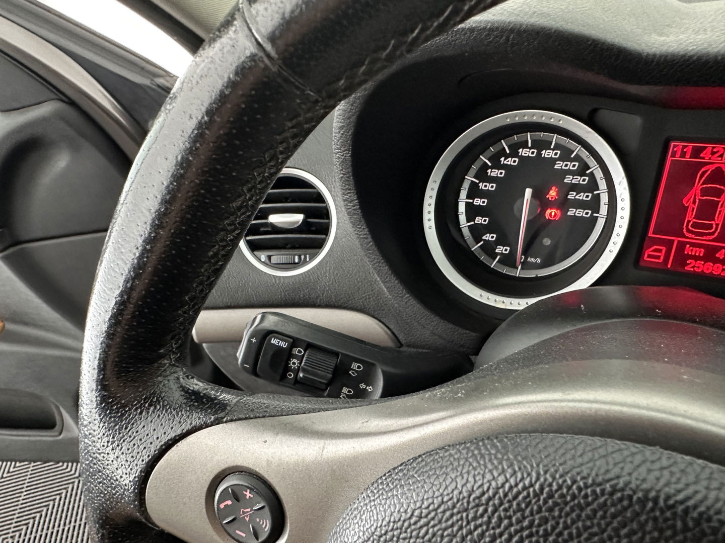 Alfa Romeo 159 Sportwagon 1.9 JTD Distinctive *LUXURY-LEATHER | XENON | SPORT-SEATS | ECC | CRUISE | PRIVACY-GLASS | TOWBAR | 17"ALU*