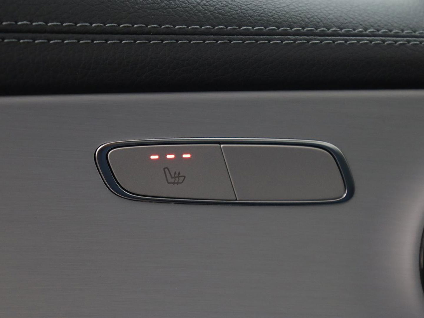 Mercedes-Benz E-Klasse 300e AMG | Trekhaak | Stoelverwarming | Camera | Carplay | Leder/Alcantara | Navigatie | Widescreen | Full LED | Sfeerverlichting | PHEV | Plug In