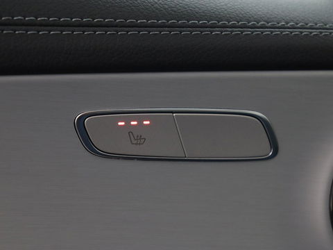 Mercedes-Benz E-Klasse 300e AMG | Trekhaak | Stoelverwarming | Camera | Carplay | Leder/Alcantara | Navigatie | Widescreen | Full LED | Sfeerverlichting | PHEV | Plug In