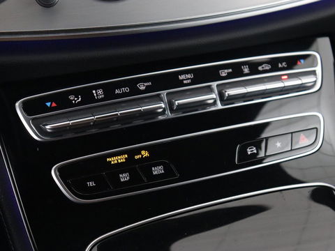 Mercedes-Benz E-Klasse 300e AMG | Trekhaak | Stoelverwarming | Camera | Carplay | Leder/Alcantara | Navigatie | Widescreen | Full LED | Sfeerverlichting | PHEV | Plug In