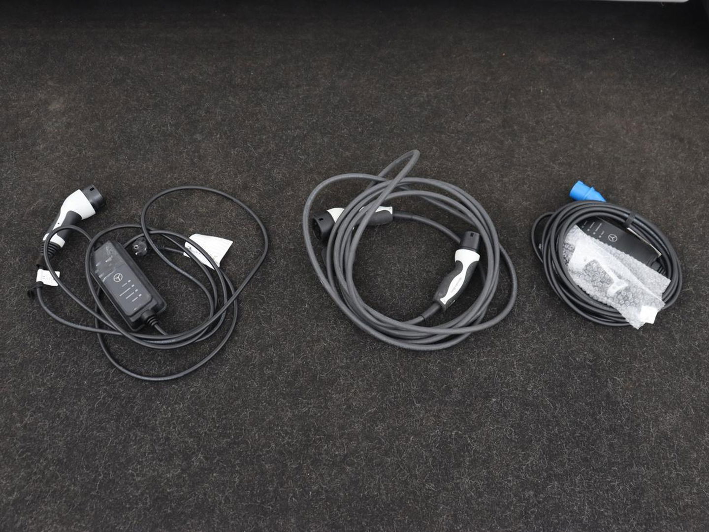 Mercedes-Benz E-Klasse 300e AMG | Trekhaak | Stoelverwarming | Camera | Carplay | Leder/Alcantara | Navigatie | Widescreen | Full LED | Sfeerverlichting | PHEV | Plug In