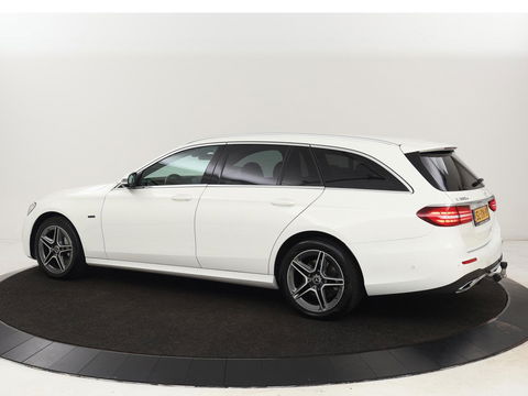 Mercedes-Benz E-Klasse 300e AMG | Trekhaak | Stoelverwarming | Camera | Carplay | Leder/Alcantara | Navigatie | Widescreen | Full LED | Sfeerverlichting | PHEV | Plug In