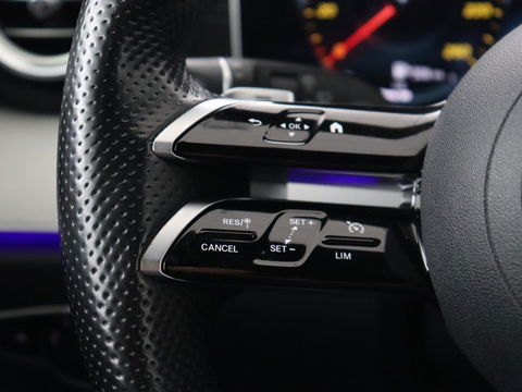 Mercedes-Benz E-Klasse 300e AMG | Trekhaak | Stoelverwarming | Camera | Carplay | Leder/Alcantara | Navigatie | Widescreen | Full LED | Sfeerverlichting | PHEV | Plug In