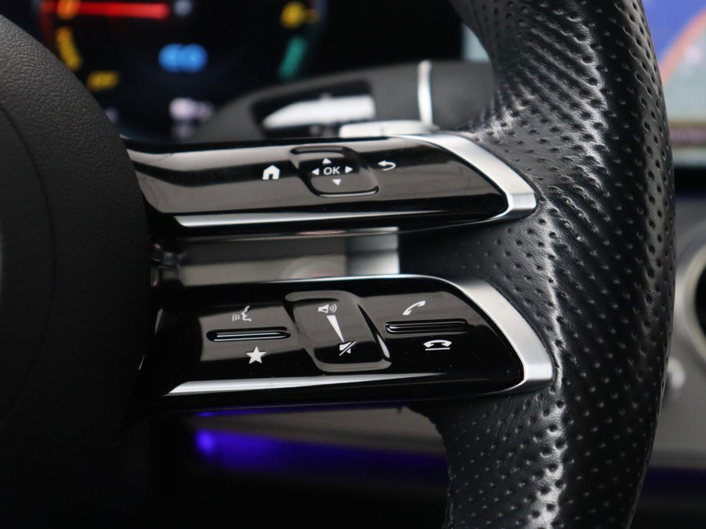 Mercedes-Benz E-Klasse 300e AMG | Trekhaak | Stoelverwarming | Camera | Carplay | Leder/Alcantara | Navigatie | Widescreen | Full LED | Sfeerverlichting | PHEV | Plug In