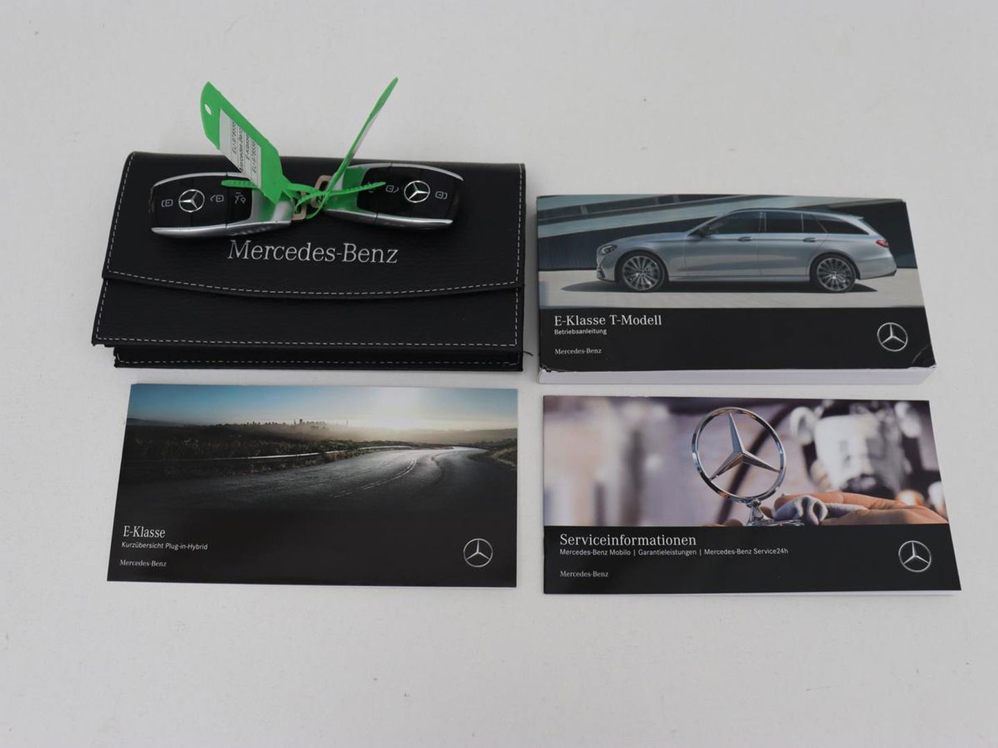Mercedes-Benz E-Klasse 300e AMG | Trekhaak | Stoelverwarming | Camera | Carplay | Leder/Alcantara | Navigatie | Widescreen | Full LED | Sfeerverlichting | PHEV | Plug In