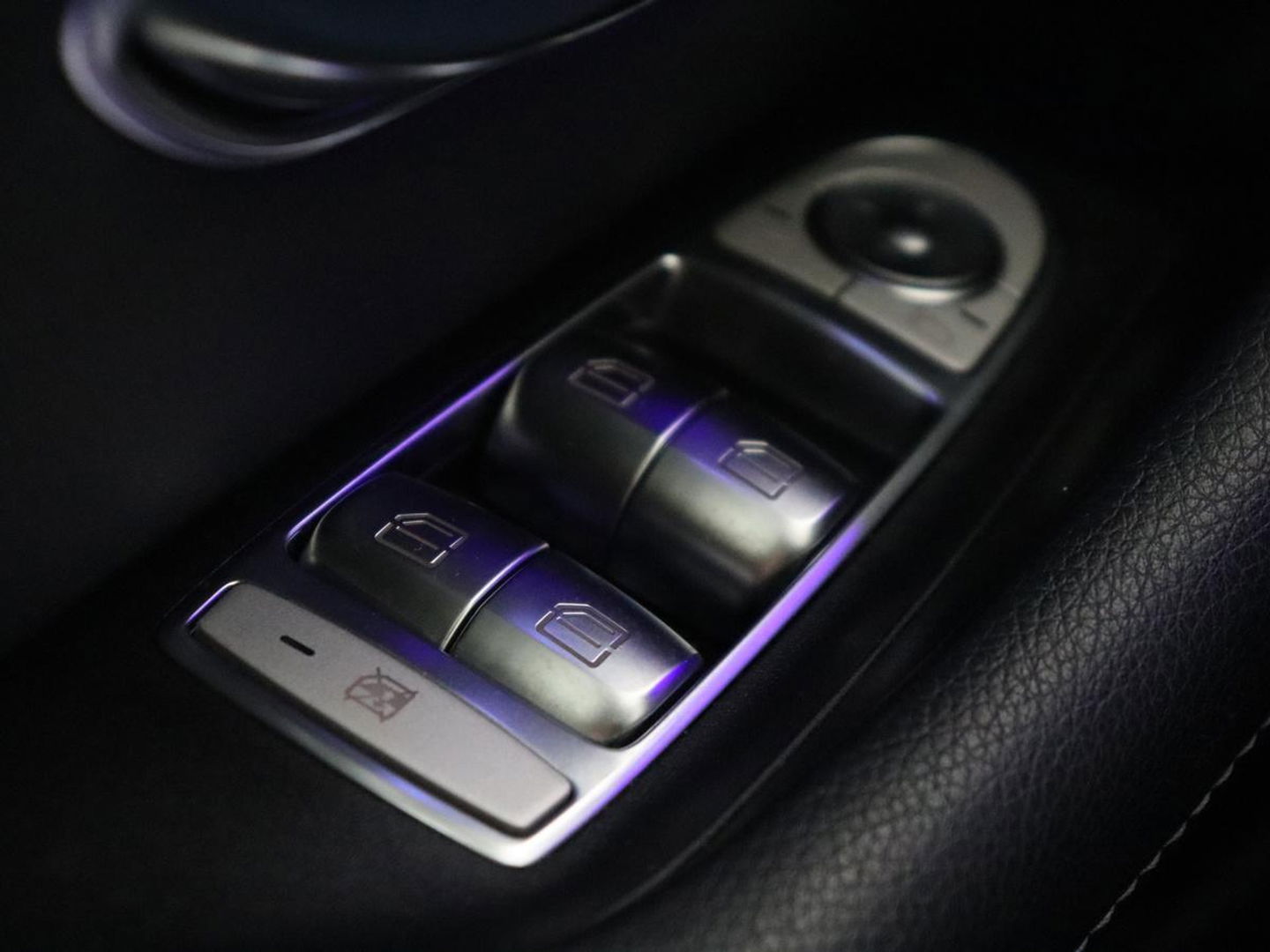 Mercedes-Benz E-Klasse 300e AMG | Trekhaak | Stoelverwarming | Camera | Carplay | Leder/Alcantara | Navigatie | Widescreen | Full LED | Sfeerverlichting | PHEV | Plug In