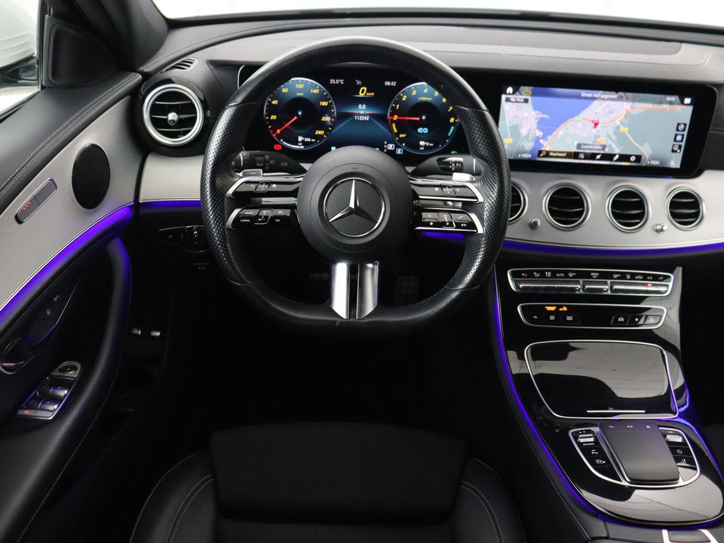 Mercedes-Benz E-Klasse 300e AMG | Trekhaak | Stoelverwarming | Camera | Carplay | Leder/Alcantara | Navigatie | Widescreen | Full LED | Sfeerverlichting | PHEV | Plug In