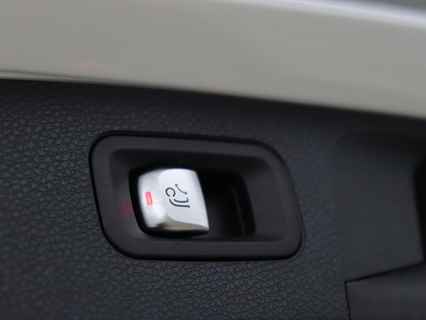 Mercedes-Benz E-Klasse 300e AMG | Trekhaak | Stoelverwarming | Camera | Carplay | Leder/Alcantara | Navigatie | Widescreen | Full LED | Sfeerverlichting | PHEV | Plug In