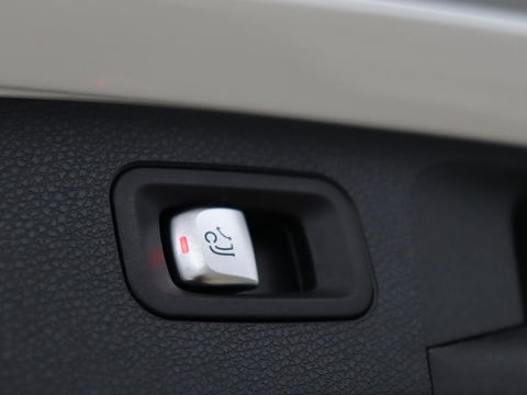 Mercedes-Benz E-Klasse 300e AMG | Trekhaak | Stoelverwarming | Camera | Carplay | Leder/Alcantara | Navigatie | Widescreen | Full LED | Sfeerverlichting | PHEV | Plug In
